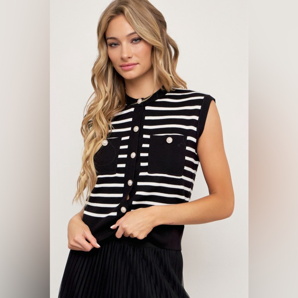 ⭐️⭐️Black and White Striped Sleeveless Knit top